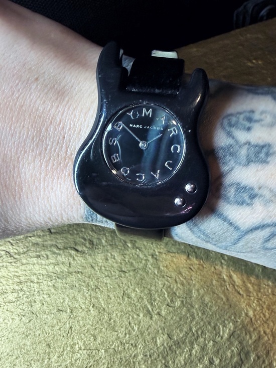 Marc Jacobs Accessories - Vintage - Early 2000s Marc Jacobs black watch with patent leather strap